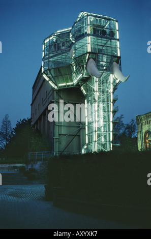 Chrystal éléphant dans le crépuscule du soir, l'Allemagne, en Rhénanie du Nord-Westphalie, Ruhr, Hamm Banque D'Images