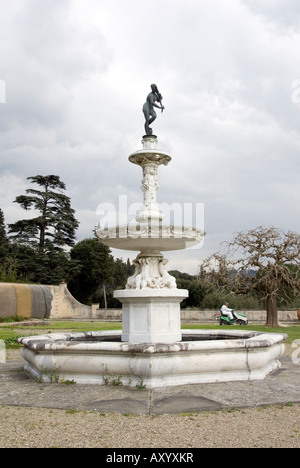 Fontaine avec une copie de la Vénus - Florence par Giambologna dans les jardins de la Villa Medici la Petraia Banque D'Images