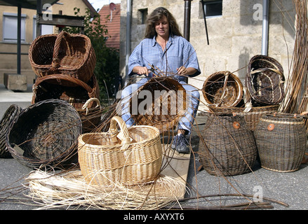 Vannier tresser un panier, Allemagne, Bade-Wurtemberg, Neuhausen/Spindhof, Metzingen Banque D'Images