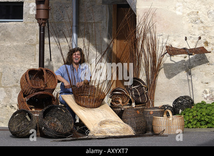 Vannier tresser un panier, Allemagne, Bade-Wurtemberg, Neuhausen/Spindhof, Metzingen Banque D'Images