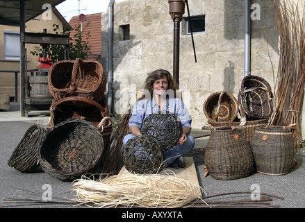 Vannier tresser un panier, Allemagne, Bade-Wurtemberg, Neuhausen/Spindhof, Metzingen Banque D'Images