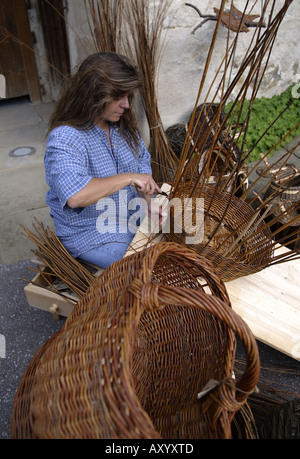 Vannier tresser un panier, Allemagne, Bade-Wurtemberg, Neuhausen/Spindhof, Metzingen Banque D'Images