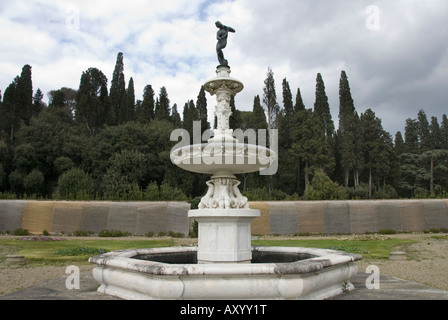 Fontaine avec une copie de la Vénus - Florence par Giambolognain les jardins de la Villa Medici la Petraia Banque D'Images