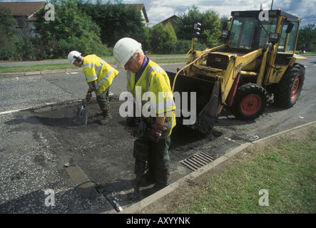 Roadworkers à l'aide de marteau pneumatique Banque D'Images