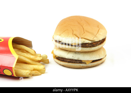 Deux cheeseburgers frites en fort isolé sur fond blanc concepts alimentaires Banque D'Images