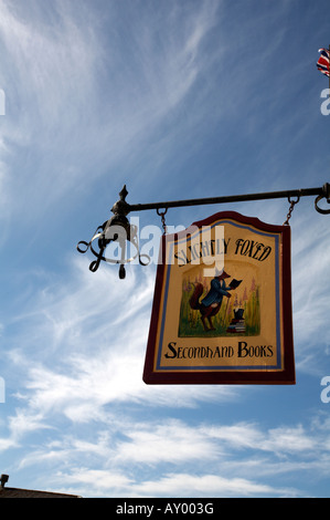 Légèrement Foxed' Secondhand Books signe dans le quartier historique, Oamaru, île du Sud, Nouvelle-Zélande Banque D'Images