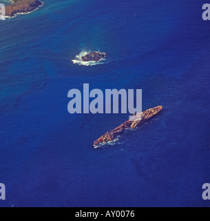 Vue aérienne sur l'eau bleu idyllique au large de l'île de Mustique avec épave de l'ancien liner sur un récif peu profond dans les Caraïbes Banque D'Images