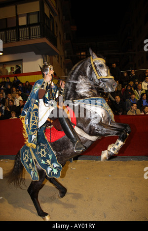 Homme à cheval dans la procession biblique le Vendredi saint, le Paso Blanco, Semana Santa, Lorca Banque D'Images