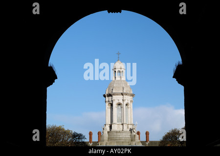 Trinity College de Dublin, Irlande, le Campanile Tower vue sur la place du Parlement Banque D'Images