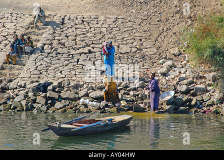 Croisière sur le Nil en Egypte avec les femmes pour laver le linge Banque D'Images