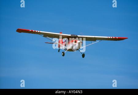 Aeronca 7AC two aile haute siège light aircraft G-BRAR en vol à Breighton Airfield Banque D'Images