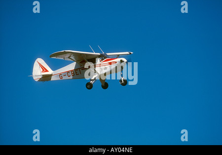 Piper PA-22-108 Colt G-CBEI en vol à Breighton Airfield Banque D'Images