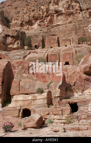 Anciennes tombes taillées dans la roche, Petra, Jordanie, Moyen-Orient Banque D'Images