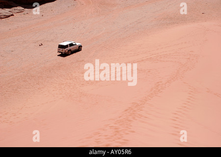 Jeep safari Wadi Rum, Jordanie, Moyen-Orient Banque D'Images