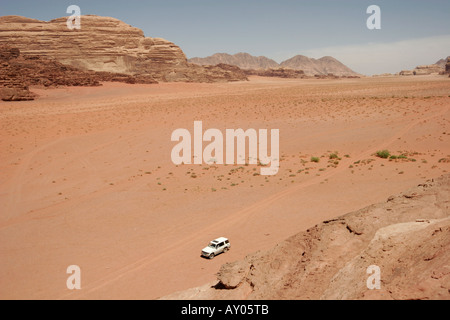 Jeep safari Wadi Rum, Jordanie, Moyen-Orient Banque D'Images