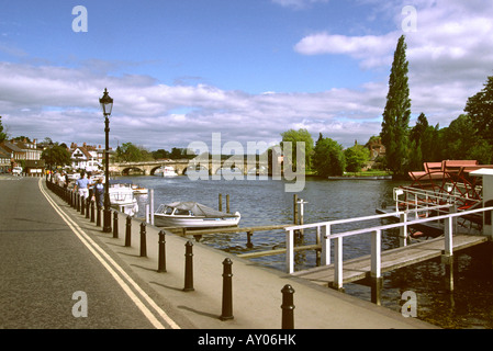 Berkshire Henley on Thames chemin Riverside et moorings Banque D'Images