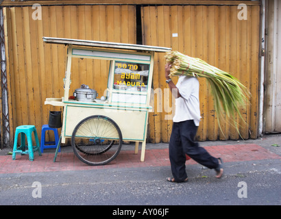 La végétation Man Walking passé Food, Denpasar Banque D'Images