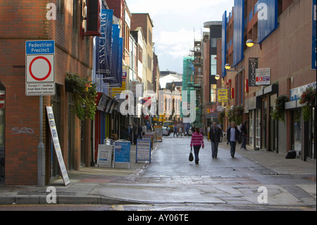 Zone piétonne, pas de véhicules, sauf pour le chargement et de permis signe en entrée de zone piétonne dans le centre-ville de Belfast Banque D'Images