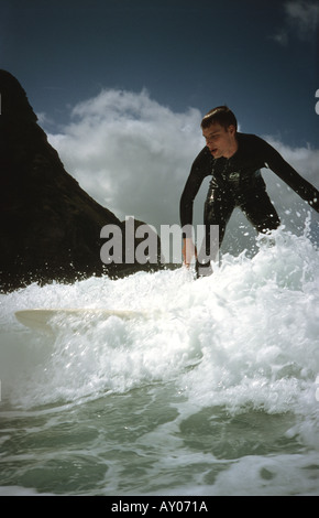 Surf équitation vagues sur une planche de surf à porthtowan cornwall uk Banque D'Images