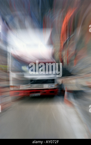 Camion des déplacements à grande vitesse sur route dans la ville de Leeds, Yorkshire UK Banque D'Images