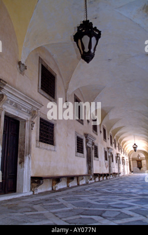 Plafond voûté en pierre dans un passage couvert à côté de la cour intérieure dans le Palais des Doges, la Place Saint Marc, Venise Banque D'Images