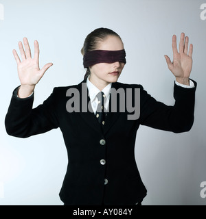 Portrait Portrait d'une belle jeune femme les yeux bandés dans un costume costume Banque D'Images