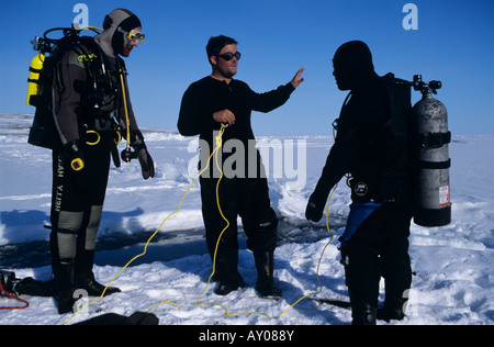 Divers prêt à plonger sous la glace de mer de l'Arctique dans le détroit de Lancaster Banque D'Images