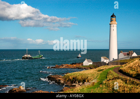 Le phare à Ferry Den près de Montrose avec un bateau-pilote le guidage d'un navire pour les eaux libres. Banque D'Images