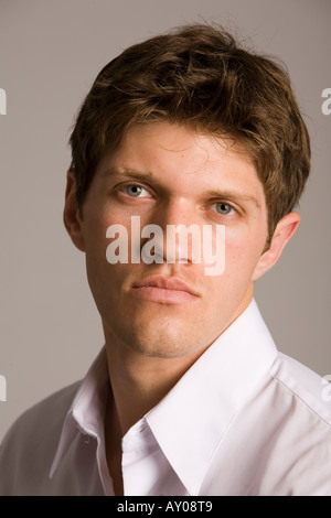 Beau jeune homme Banque D'Images