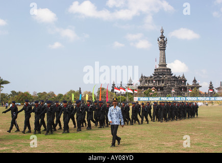 Soldiers marching le jour de l'indépendance, Denpasar Banque D'Images