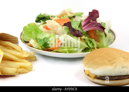 Salade de plaque cheeseburger et frites en fort isolé sur fond blanc concepts alimentaires Banque D'Images