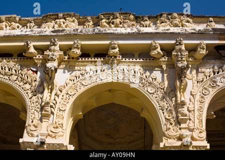 Les animaux sculptés et arch sur mur extérieur du Palais Thirumalai Nayak, Madurai, Tamil Nadu, Inde Banque D'Images