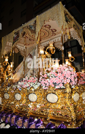 Costaleros portant la statue représentant la Vierge de la Amargura, Paso Blanco, dans la Semana Santa en Lorca Banque D'Images