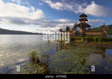 Pura Ulan baigné de soleil du matin, Bali Banque D'Images