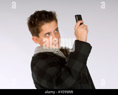 Un adolescent à l'aide téléphone appareil photo pour prendre une photo. Photo par Jim Holden Banque D'Images