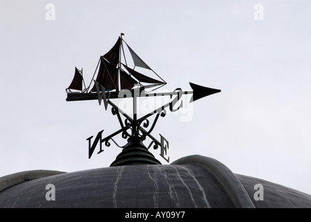 Girouette sous la forme d'un bateau à voile Banque D'Images