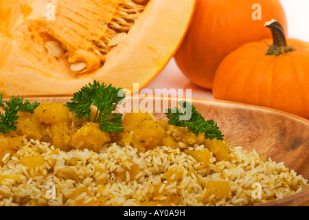 Un risotto préparé avec de la citrouille comestible rôtie avec une décoration de citrouilles orange entières personne au-dessus de l'horizontale aux États-Unis haute résolution Banque D'Images