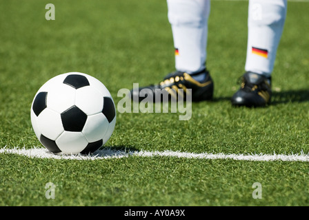 Les pieds d'un joueur de football nationale allemande et d'un football vintage noir et blanc Banque D'Images