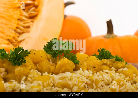 Un risotto préparé avec de la citrouille comestible rôtie avec une décoration de citrouilles orange entières personne au-dessus de l'horizontale aux États-Unis haute résolution Banque D'Images