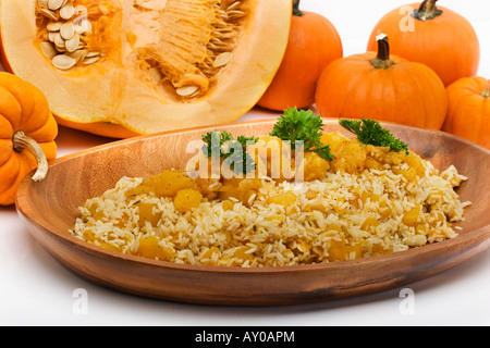 Un risotto préparé avec de la citrouille comestible rôtie avec une décoration de citrouilles orange entières personne au-dessus des photos horizontales aux États-Unis haute résolution Banque D'Images