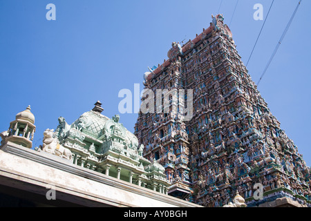 Toit d'un lieu de culte et un gopuram, Temple Meenakshi, Madurai, Tamil Nadu, Inde Banque D'Images