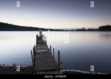 Couple posant pour des photos de mariage à Danau Bratan Banque D'Images