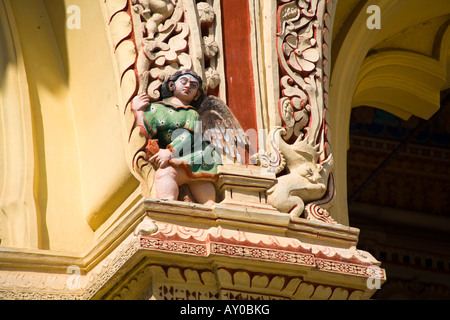 Statue sculptée sur le mur extérieur du Palais Thirumalai Nayak, Madurai, Tamil Nadu, Inde Banque D'Images