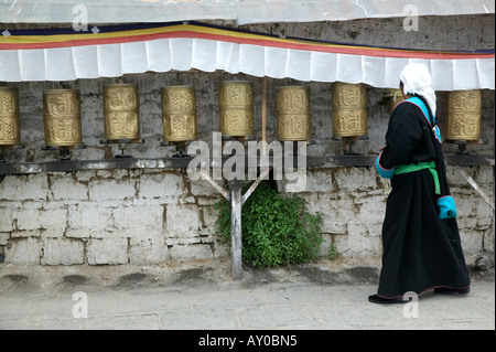 Pilgrim tourne roues de prière à l'extérieur du palais du Potala, Lhassa, dans la région autonome du Tibet, Chine. Septembre 06. Banque D'Images