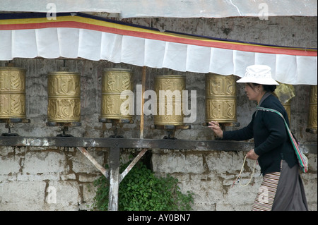 Pilgrim tourne roues de prière à l'extérieur du palais du Potala, Lhassa, dans la région autonome du Tibet, Chine. Septembre 06. Banque D'Images