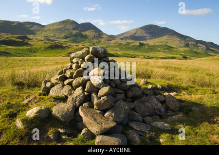 Cairn sur Torver Niveau commun Lake District à vers Dow Crag et Coniston le vieil homme Banque D'Images