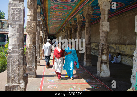 Fidèles hindous marcher le long d'un chemin à l'intérieur de Temple Meenakshi, Madurai, Tamil Nadu, Inde Banque D'Images