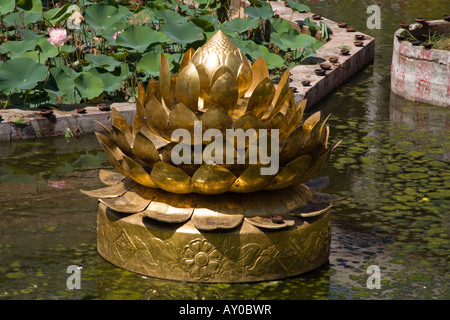 Grande sculpture d'or d'une fleur de lotus dans un étang, Temple Meenakshi, Madurai, Tamil Nadu, Inde Banque D'Images