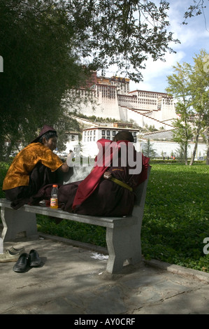 Jeunes moines parler dans les parc en face de palais du Potala, Lhassa, Tibet, Chine. Septembre 06. Banque D'Images