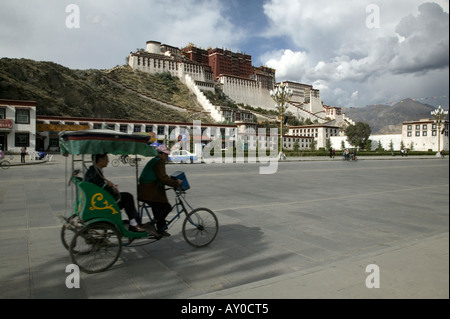 Rickshaw à l'extérieur du palais du Potala, Lhassa, Tibet, Chine. Septembre 06. Banque D'Images